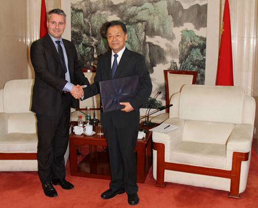The Danish Minister for Business and Growth, Henrik Sass Larsen, and the Chinese Minister for Transport, Yang Chuntang.