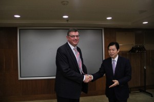 Trade and Developement Minister Mogens Jensen and Vice Minister Zhong Shan in the Chinese Ministry of Commerce.