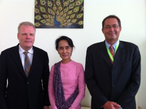 Ambassador Mikael Hemniti Winther, opposition leader Daw Aung San Suu Kyi and Charge d'Affaires Ulrich Sørensen. Photo: Embassy of Denmark in Thailand