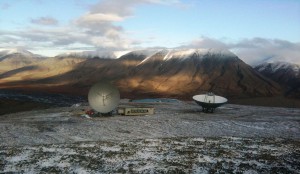 The two current EISCAT radars at Svalbard. With a 32 and 42 meter span, the proposed radar would have been slightly larger with a 50 meter span. Photo: Bjoernvedt @ WikiCommons