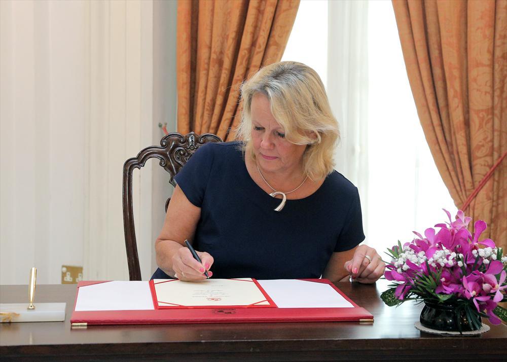 Paula Parviainen signing the guest book. Source of picture: http://finland.org.sg 