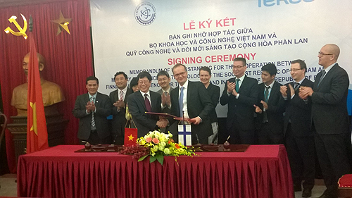 Vietnam's Deputy Minister of MOST Tran Quoc Khanh and Pekka Soini, Director General of TEKES are happy about the deeper cooperation (Photo: Kirsi Kokkonen)