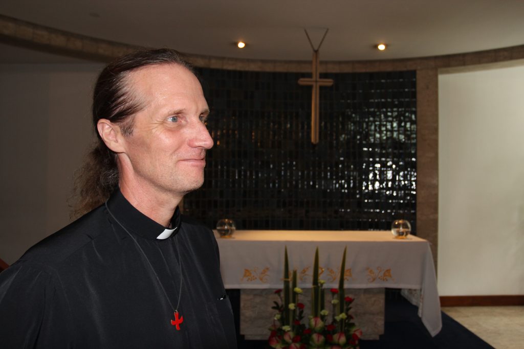 Anders Johansson, Swedish priest in Hong Kong, at the altar in Mariners Club's shared church room. (Photo Frederik Sonne) 