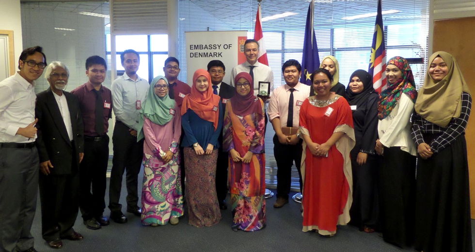 Malaysia-students-Den-embassy2