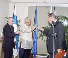 A bid farewell: Dean of the Diplomatic Corps Giuseppe Pinto, Philippine Ambassador to Canada Jose Brillantes and Finland Ambassador Heikki Hannikainen. Photo: Manila Bulletin