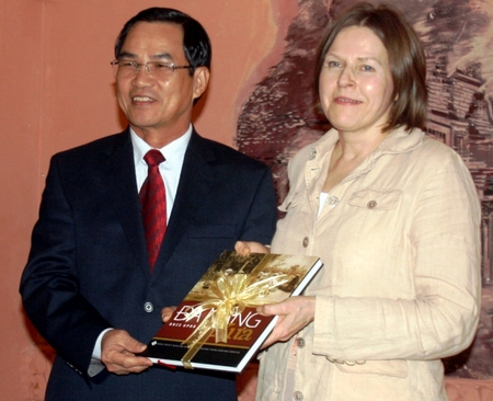 Vice Chairman of Da Nang city People’s CommitteePhung Tan Viet presented a gift to Finnish Ministerfor International Development Heidi Hautala  (Photo: baodanang.vn)