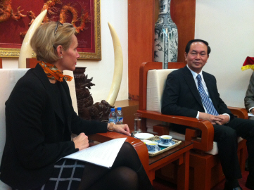 Ambassador Mellander (left) and Minister Quang (right) (Photo: the Swedish Embassy) 