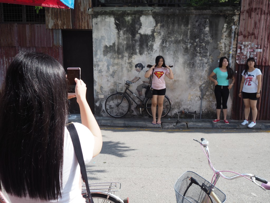Girls lining up to take pictures in front of a Georgetown mural. It can be difficult to take a picture in georgetown, without feeling like you are stealing someone else's holiday photo. // Photo: Lasse Henriksen