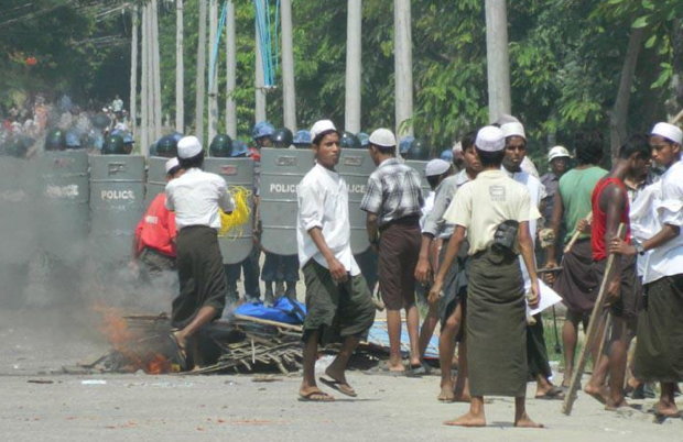 Police-riot-rohingya
