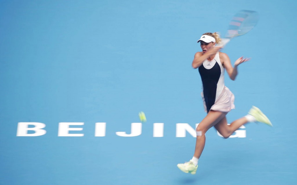 epa04965183 Caroline Wozniacki of Denmark in action against Wang Qiang of China during their second round match in the China Open tennis tournament at the National Tennis Center in Beijing, China, 06 October 2015 EPA/HOW HWEE YOUNG