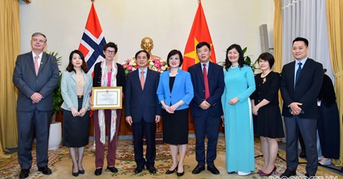 Ambassador Løchen recieved MOFA Award of Honour