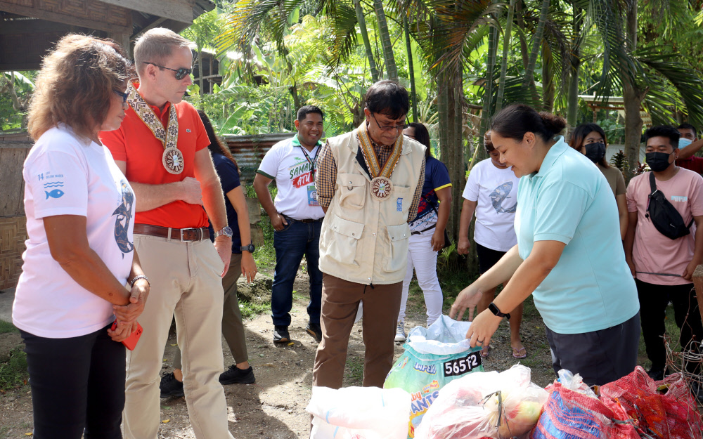 Ambassador Christian Lyster visits Samal Island and a UNDP project