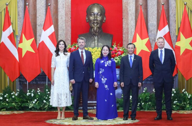 Vice State President Vo Thi Anh Xuan (C) welcomes Danish Crown Prince Frederik (second from left) and Crown Princess Mary Elizabeth during their official visit in November 2022. 14 memoranda of understanding were signed on on cooperation in the field of energy, particularly renewables. Photo: VNA