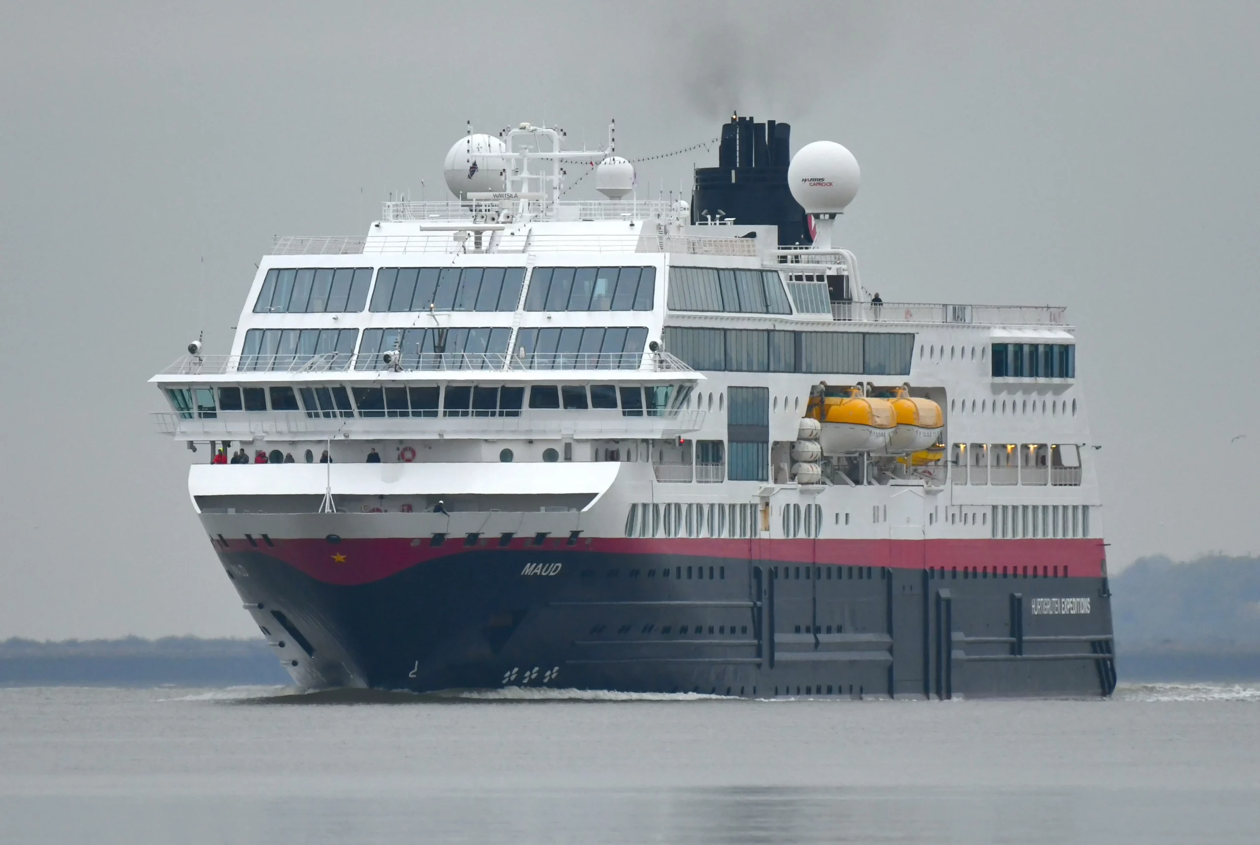 Norwegian cruise ship loses power during storm in North Sea Scandasia