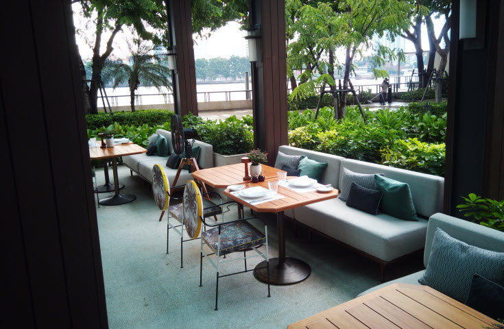 Palmier-outdoors-tables