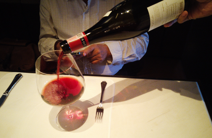 Palmier-serving-wine