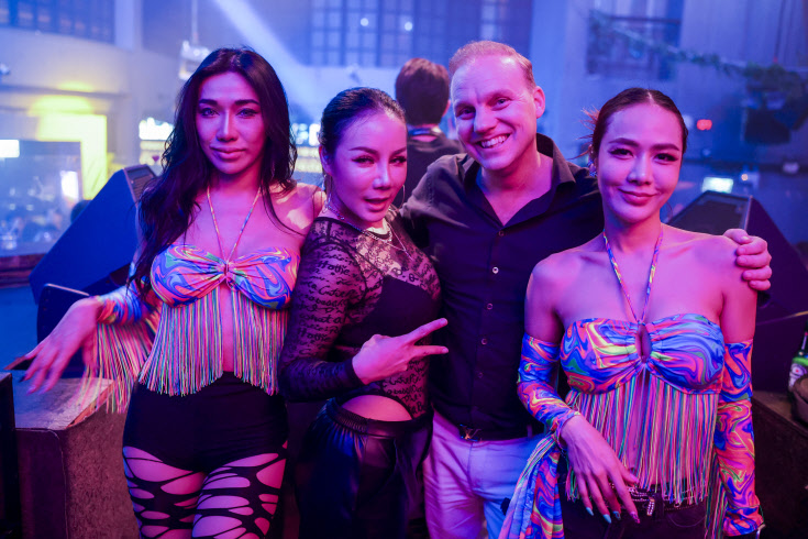 The Club Khaosan. Tony Karlsson and staff members. Photo: Dennis Thern.