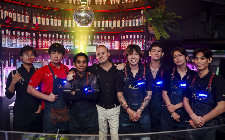 The Club Khaosan. Tony Karlsson and staff members. Photo: Dennis Thern.