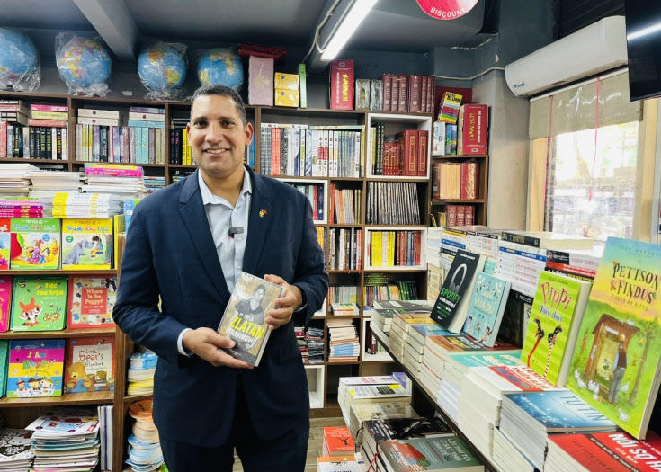 Ambassador Johan Ndisi visiting bookshop