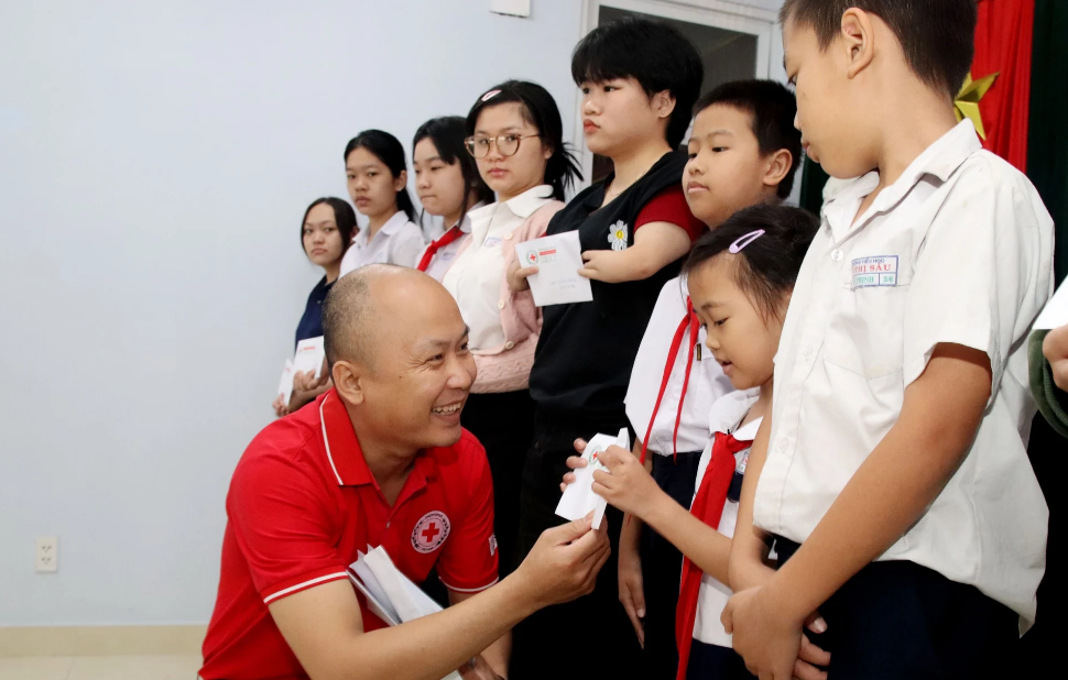 Sweden supports scholarships for disadvantaged students in Vietnam