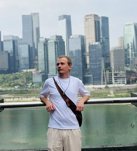 Thobias left Sweden by train. 41 days later he arrived in Thailand