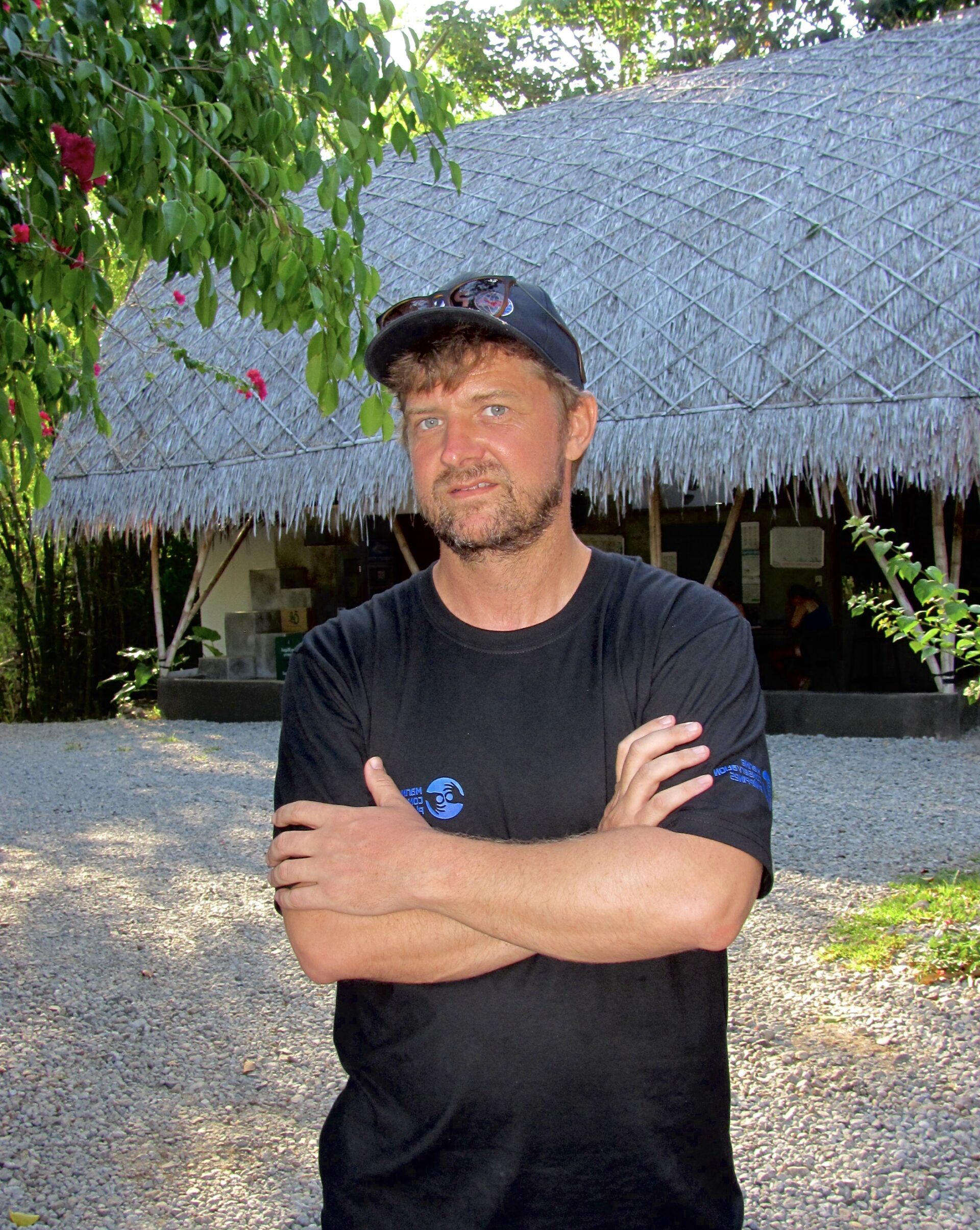 Coral reefs are dying along the Philippine coastline. In Zamboanguita, a Danish organisation is trying to rebuild life beneath the sea