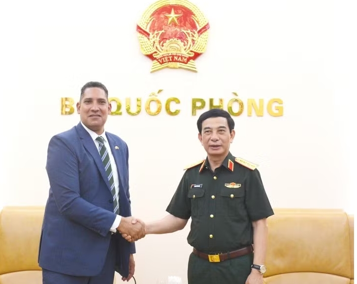 Vietnam wants closer defence ties with Sweden