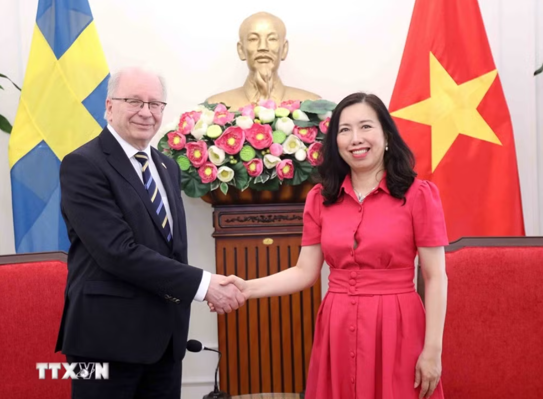 Vietnam and Sweden push for stronger green and tech cooperation in Hanoi talks