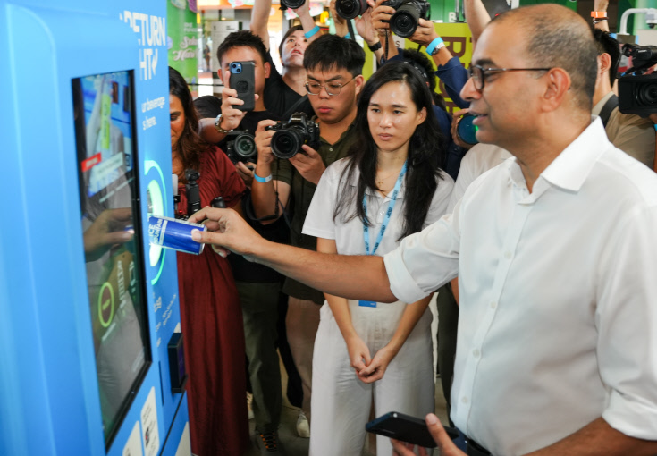 Janil Puthucheary, Senior Minister of State. Ministry of Sustainability and the Environment & Ministry of Education by Reverse Vending Machine