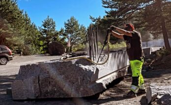 Sculturist Chang Shu-Wei working on his sculpture for the 2026 Symposium Norge
