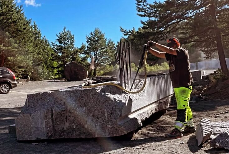 Sculturist Chang Shu-Wei working on his sculpture for the 2026 Symposium Norge